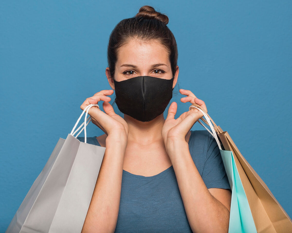 Frau mit Maske und Einkaufstüten ? Click and Meet