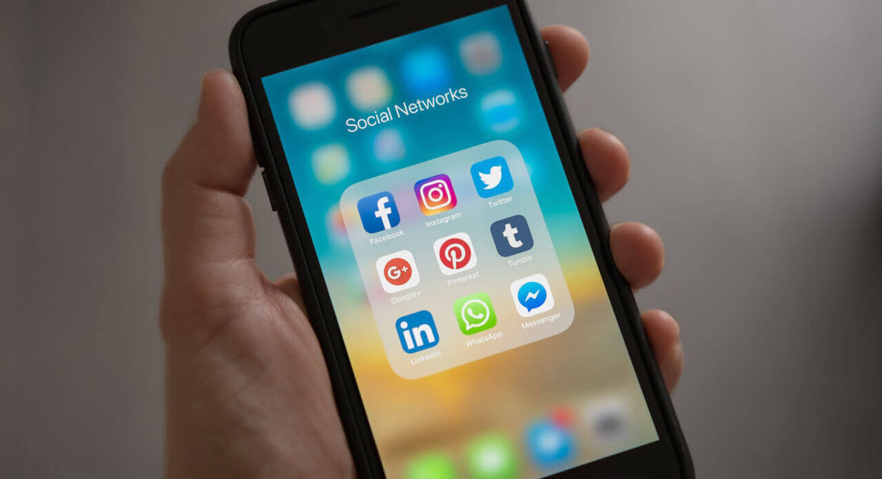 Smartphone zeigt Socialmedia Apps
