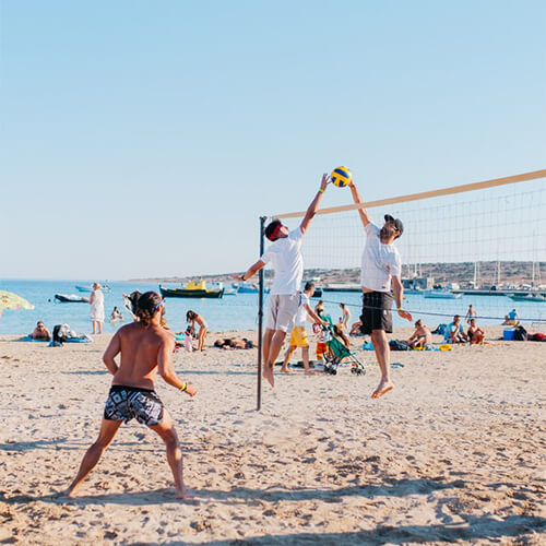 Gruppe spielt Volleyball am Strand